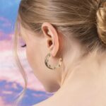 ARGOLA LATERAL COM ZIRCONIAS - BANHO OURO AMARELO - Imagem 2