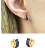 MINI ARGOLA PAVE DE ZIRCONIAS AZUIS - BANHO EM OURO AMARELO - Imagem 2