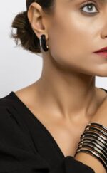 MEIA ARGOLA ESMALTE PRETO - BANHO EM OURO AMARELO - Imagem 2