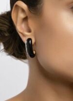 MEIA ARGOLA ESMALTE PRETO - BANHO EM OURO AMARELO - Imagem 3