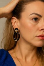 BRINCO LUXO ESMALTE NEGRO 2X1 - BANHO EM OURO AMARELO - Imagem 2