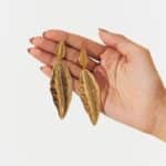 BRINCO LONGO FOLHA - BANHO EM OURO AMARELO