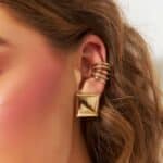 BRINCO QUADRADO - BANHO EM OURO AMARELO - Imagem 2