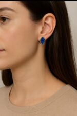 BRINCO NAVETE PEDRAS AZUIS NA COR DE SAFIRA - BANHO EM OURO AMARELO - Imagem 2