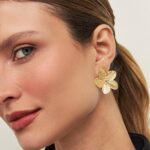 BRINCO FLOR ACETINADO - BANHOE EM OURO AMARELO - Imagem 2